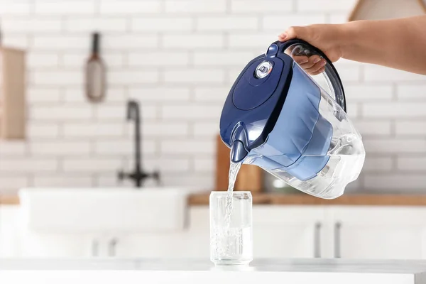 Frau Gießt Wasser Aus Filterkrug Glas Auf Tisch Küche — Stockfoto