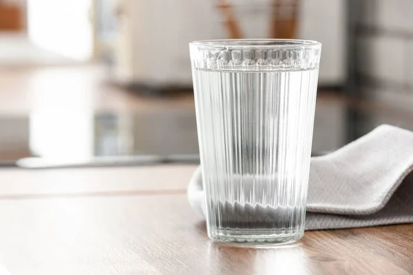 キッチンカウンターの上の水とナプキンのガラス クローズアップ — ストック写真