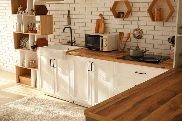 Interieur Van Moderne Keuken Met Toonbanken Buurt Van Witte Bakstenen — Stockfoto