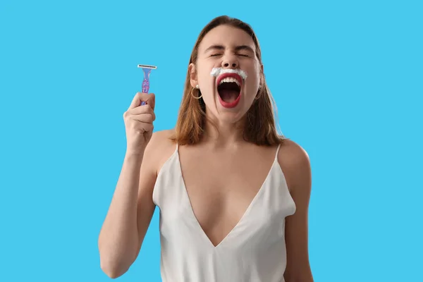 Angry Young Woman Shaving Foam Razor Blue Background — Stock Photo, Image