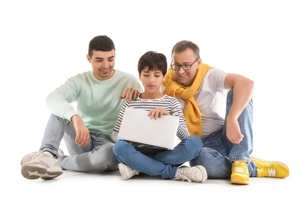 Boldog Kisfiú Apjával Nagyapjával Laptopot Használ Fehér Alapon — Stock Fotó