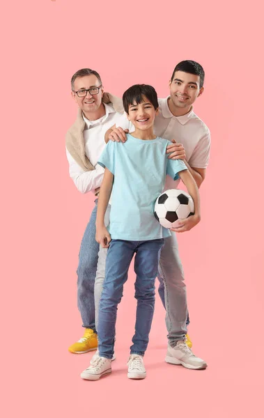 Felice Bambino Con Suo Padre Nonno Possesso Pallone Calcio Sfondo — Foto Stock