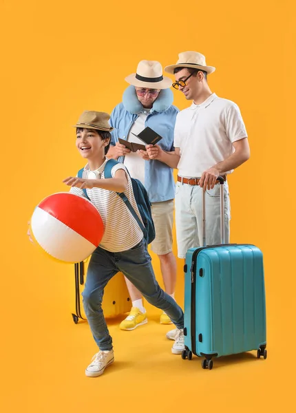 Menino Feliz Com Seu Pai Avô Viajando Fundo Amarelo — Fotografia de Stock