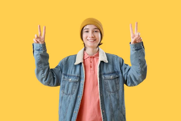 Teenage Chlapec Ukazuje Vítězství Gesto Žlutém Pozadí Ahoj Koncepce — Stock fotografie