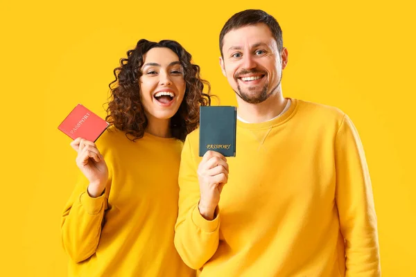 Ευτυχισμένο Νεαρό Ζευγάρι Διαβατήρια Κίτρινο Φόντο — Φωτογραφία Αρχείου