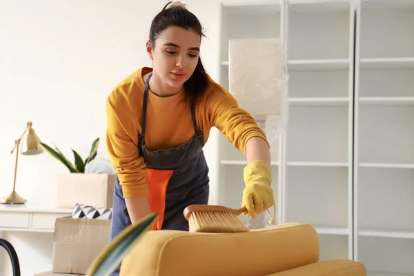 Mujer Joven Limpiando Muebles Casa — Foto de Stock