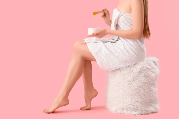 Mooie Jonge Vrouw Met Suiker Plakken Roze Achtergrond — Stockfoto