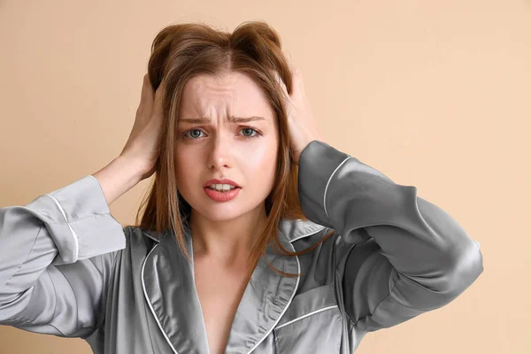 Obavy Mladá Žena Problémem Vypadávání Vlasů Béžovém Pozadí — Stock fotografie