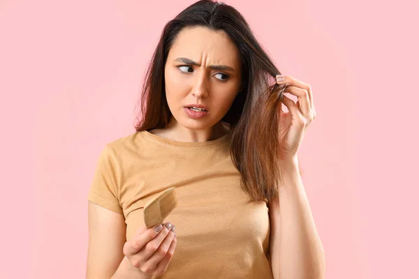 Inquiète Jeune Femme Avec Problème Perte Cheveux Sur Fond Rose — Photo