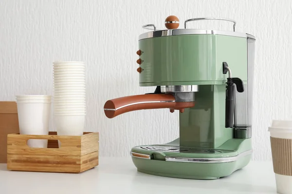 Modern Coffee Machine Takeaway Cups Table White Wall — Stock Photo, Image