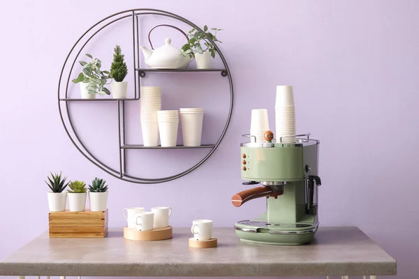 Modern Coffee Machine Takeaway Cups Houseplants Table Lilac Wall — Stock Photo, Image