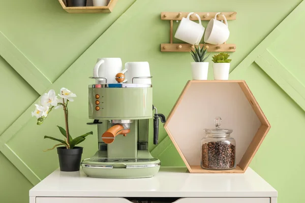 Kahve Makinesi Fincanlar Fasulyeli Kavanoz Çiçek Yeşil Duvarın Yanındaki Çekmecede — Stok fotoğraf