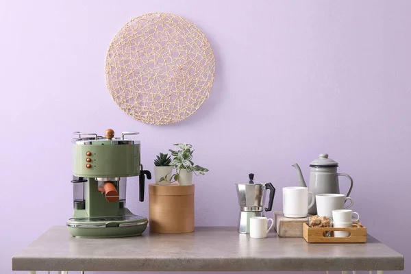 Modern Kahve Makinesi Fincanlar Bitkileri Leylak Duvarın Yanındaki Masada Çaydanlık — Stok fotoğraf