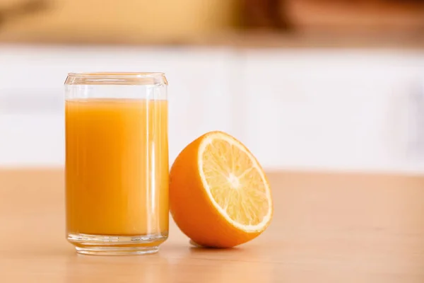 Ένα Ποτήρι Υγιεινό Χυμό Και Πορτοκάλι Στο Τραπέζι Της Κουζίνας — Φωτογραφία Αρχείου