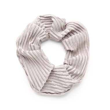 Beyaz arkaplanda şık bir toka izole edilmiş