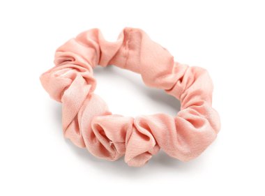 Beyaz arkaplanda pembe ipek saç bandı