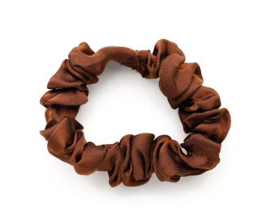 Beyaz arkaplanda kahverengi ipek saç bandı