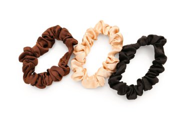 Beyaz arkaplanda şık tokalar seti