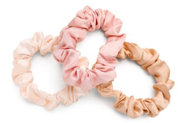 Beyaz arkaplanda şık tokalar seti