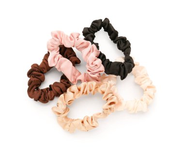 Beyaz arkaplanda şık tokalar seti