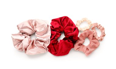 Beyaz arkaplanda şık tokalar seti