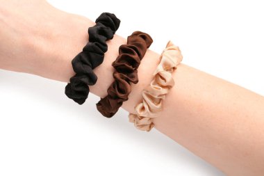 Beyaz arka planda şık tokaları olan kadın eli, yakın plan.