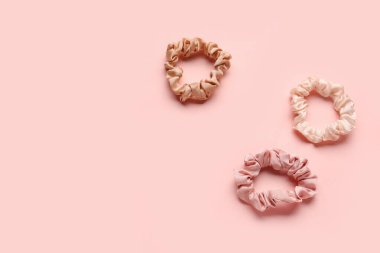 Pembe arkaplanda ipek tokalar