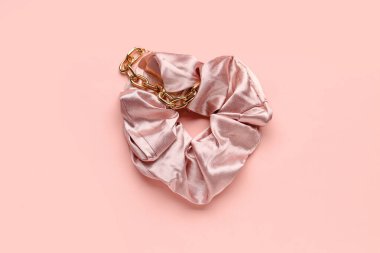 Pembe arka planda ipek toka ve bilezik