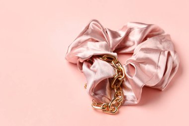 Pembe arka planda ipek toka ve bilezik