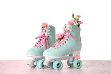 Beyaz arka planda bahar çiçekleri olan patenler