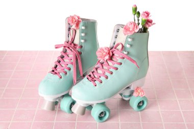 Beyaz arka planda bahar çiçekleri olan patenler