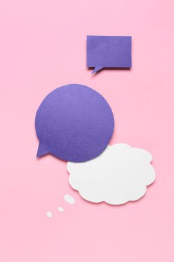 Pembe arka planda boş konuşma baloncukları