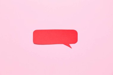 Pembe arka planda boş kağıt konuşma balonu
