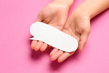 Pembe arka planda boş konuşma balonu tutan kadın