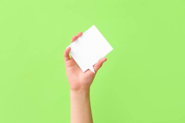 Yeşil arka planda boş konuşma balonu tutan kadın