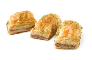 Beyaz arka planda izole edilmiş lezzetli baklava
