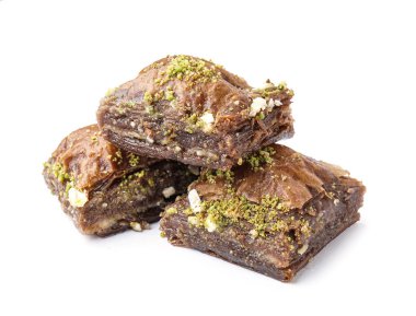 Beyaz arka planda izole edilmiş lezzetli baklava, yakın plan