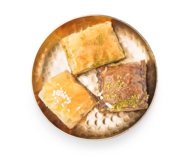 Beyaz arka planda izole edilmiş lezzetli baklava tabağı