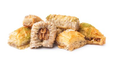 Beyaz arka planda izole edilmiş lezzetli baklava