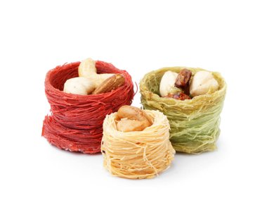 Beyaz arka planda izole edilmiş lezzetli baklava, yakın plan