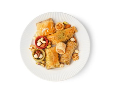 Beyaz arkaplanda lezzetli baklava tabağı