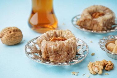 Mavi arka planda lezzetli baklava tabağı