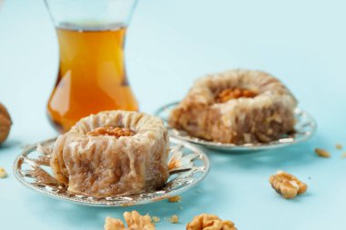 Mavi arka planda lezzetli baklava tabağı