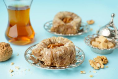 Mavi arka planda lezzetli baklava tabağı