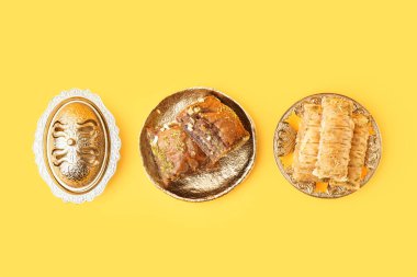 Sarı arka planda lezzetli baklava tabakları