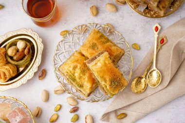 Hafif arka planda lezzetli baklavalı kase