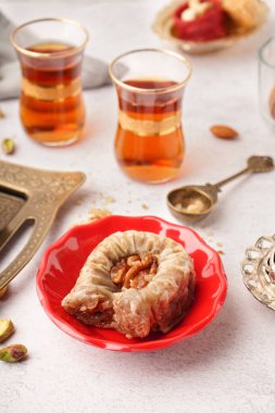 Hafif arka planda lezzetli baklavalı kase