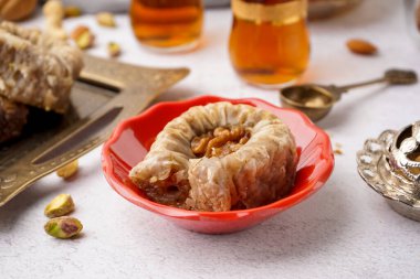 Hafif arka planda lezzetli baklavalı kase, yakın plan.