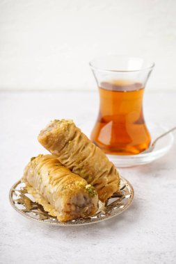 Açık arkaplanda lezzetli baklava tabağı