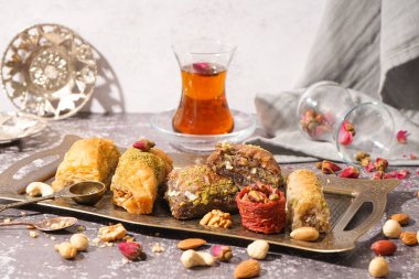 Masada lezzetli baklava tepsisi